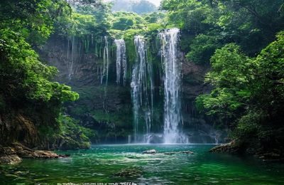 琉璃川瀑布深潭，水流从十余米高处跌落，水雾弥漫，潭水碧绿清澈，四周植被茂盛，自然野趣十足