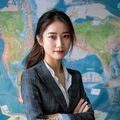 苏晚晴，旅游规划师，年轻女性，专业形象，背景为地图与路线规划图